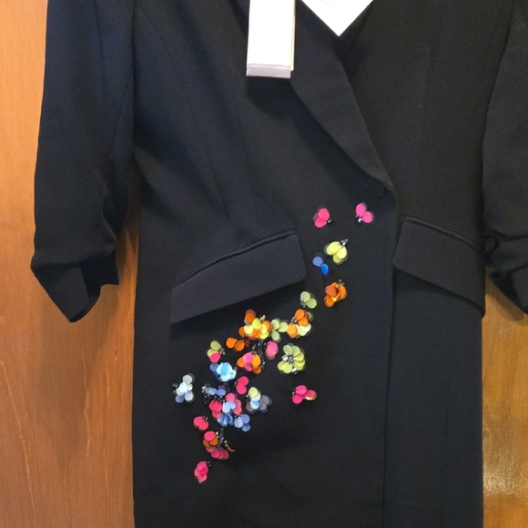 Elegant Blazer Dress with Colorful Floral Accents - Picture 4 of 12